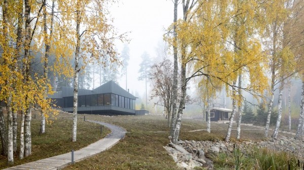 Яркий модернистский дом у лесного озера, Финляндия Яркий модернистский дом у лесного озера, Финляндия