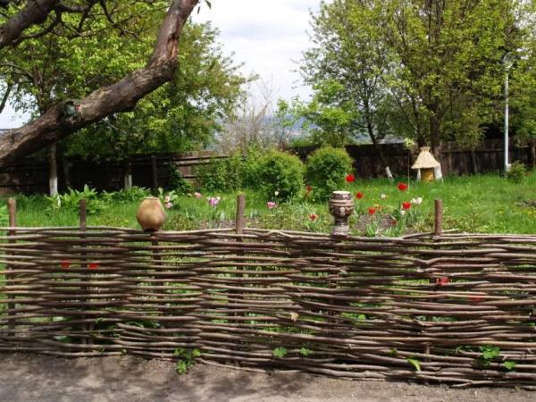 Плетеная изгородь: тонкости изготовления, материалы и этапы Плетеная изгородь: тонкости изготовления, материалы и этапы