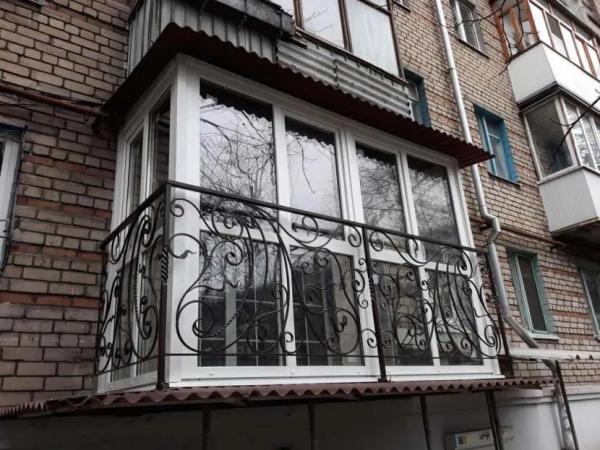 Французский балкон в современной архитектуре: особенности и стоимость остекления Французский балкон в современной архитектуре: особенности и стоимость остекления