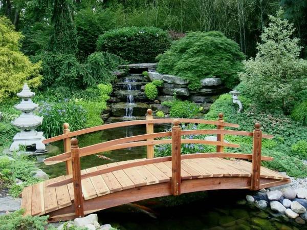 Декоративный мостик для сада: какой вариант выбрать и где правильно установить Декоративный мостик для сада: какой вариант выбрать и где правильно установить